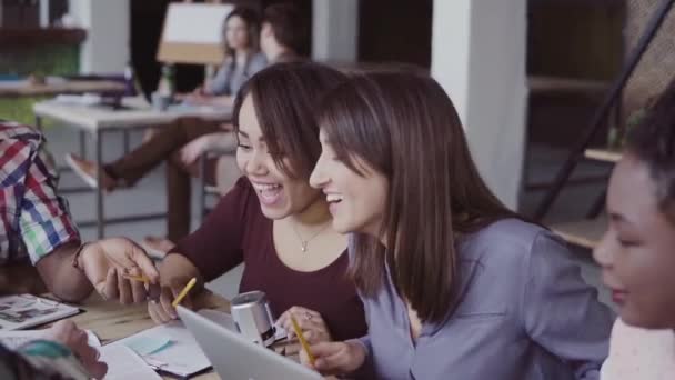 Reunión creativa feliz equipo de negocios en la oficina moderna. Grupo mixto de jóvenes eligen el color y el material . — Vídeo de stock