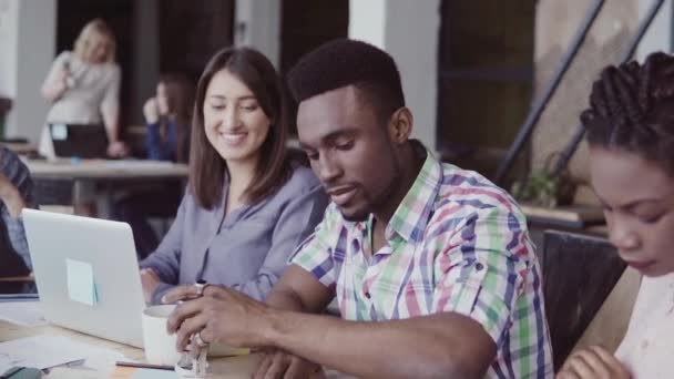 Deux associés signent un contrat, se serrent la main. Groupe de personnes applaudissant sur un fond au bureau. ralenti 