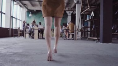 Çalışanın ofis ve denetimleri çalışma sayesinde yürüyen kadın sarışın takım lideri. Erkek kumaş örnekleri yavaş mo görünüyor