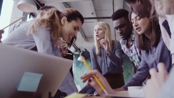 Närbild av unga företag team med kvinnliga team ledare arbeta tillsammans nära bordet, aktivt brainstorming. — Stockvideo