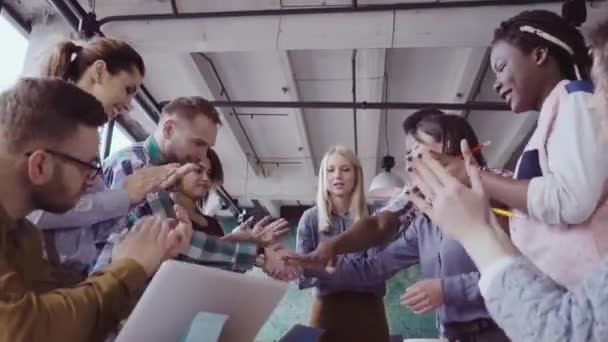 Close-up beeld van jonge business team dat werkt in de buurt van de tabel, zet palm samen twee mans vuist begroeten elkaar. — Stockvideo