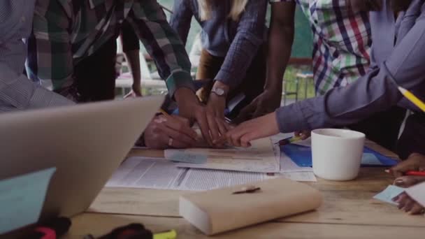 テーブルの近くに立っている人の混血グループを拡大。若いビジネス チーム プロジェクトに一緒に取り組んで — ストック動画