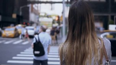New York, Amerika yol geçiş genç güzel kadın arkadan görünüm. Binicilik araba ve taksi arıyorum erkek.