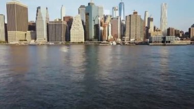 Ünlü şehir New York, Amerika, Manhattan iş bölgesine hava görünümünü. Doğu Nehri ve İskele üzerinde uçan düşük robot
