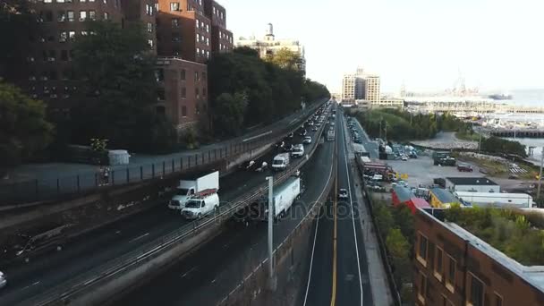 Luftaufnahme der Straßenkreuzung in brooklyn, new york, amerika. Drohne fliegt über die Verkehrsstraße in der Innenstadt. — Stockvideo