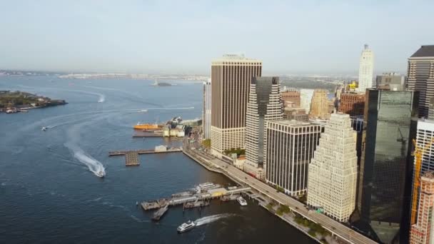 Vista aérea del Manhattan en Nueva York, Estados Unidos. Drone volando lejos de la orilla del río del este, parte del negocio de la ciudad — Vídeos de Stock