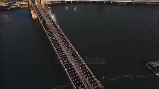 Brooklyn Köprüsü, New York, Amerika ünlü görünürde üst hava görünümünü. Görünümü trafik yol ve Doğu Nehri. — Stok video