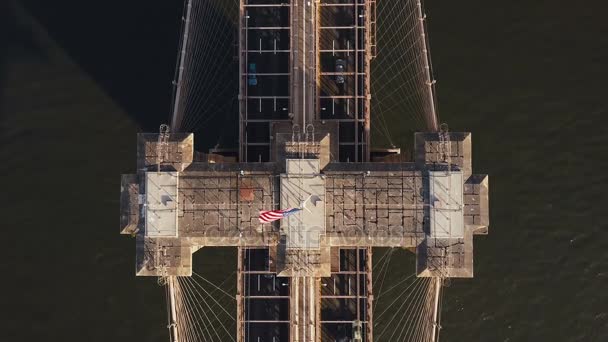 美国纽约布鲁克林大桥鸟瞰图。飞越东河和交通道路的无人驾驶飞机. — 图库视频影像
