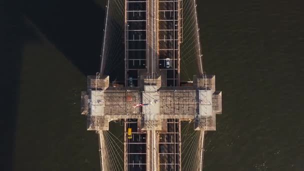 アメリカ、ニューヨークのブルックリン橋の空中の平面図です。イースト川と道路上を飛行ドローン. — ストック動画