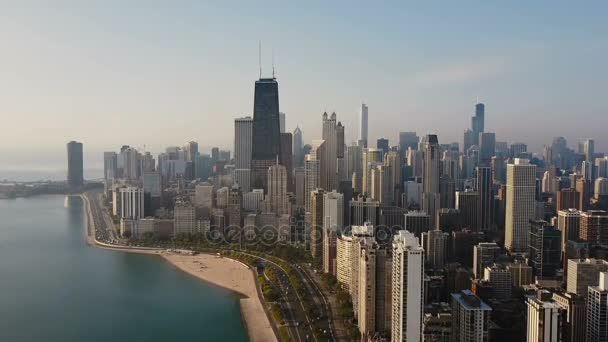 Luchtfoto van de Chicago, Amerika. Drukke centrum, centrum van de stad aan de oever van het meer van Michigan op de dageraad. — Stockvideo