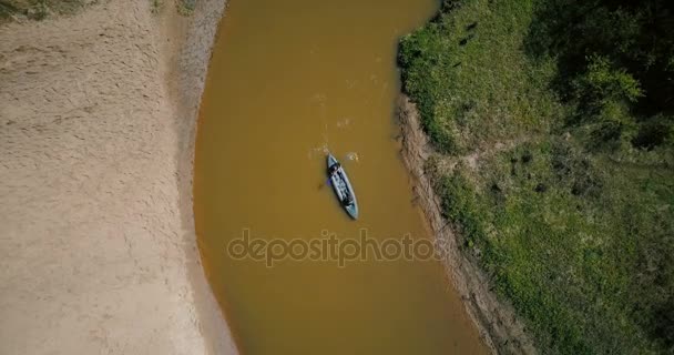 Turisti che godono di kayak sulla piccola svolta del fiume. Due uomini che remano in barca. Vista dall'alto drone aereo 4k. Tranquillo rifugio tranquillo . — Video Stock
