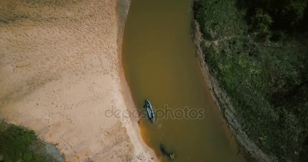 Turis menikmati perjalanan perahu di belokan sungai kecil. Dua teman tur kano. Pesawat drone Flyover 4k. Mundur dengan damai. . — Stok Video