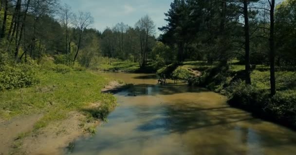 Drone flying blízko nad jarní špinavé řeky. Vzdušný záběr 4 k odpovědnosti za životní prostředí odpady bezpečnostních problémů. — Stock video