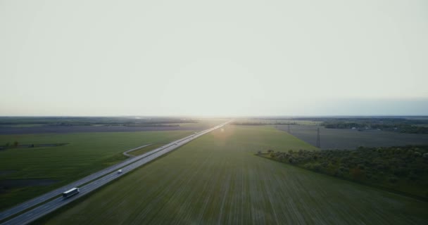 Malerische Luftaufnahme Autobahn bis zum Horizont. Drohne 4k panorama. Riesige Aussicht auf die Skyline des Sonnenaufgangs. — Stockvideo