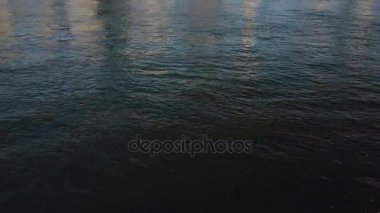 Manhattan New York, Amerika Hava görünümünü. Drone düşük Doğu Nehri üzerinde ünlü şehir meşgul şehir merkezine uçar.