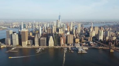 New York, Amerika Hava görünümünü. Kıyıda Doğu Nehri ve Manhattan şehir merkezinin üzerinde uçan uçak.