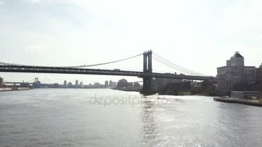 Amerika'da New York hava görünümünü. Manhattan Köprüsü, Brooklyn bölgesi görünümünü Doğu Nehri üzerinde uçan uçak.