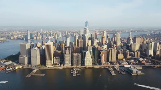 Luchtfoto van de hoofdstad van Amerika, New York. Drone vliegt over het Manhattan aan de oever van de East river. — Stockvideo