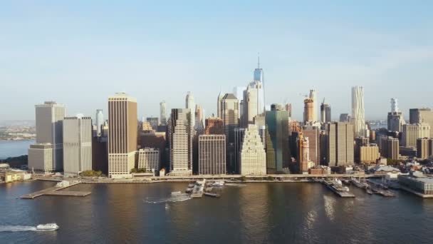 Vista aérea del distrito de Manhattan en Nueva York, Estados Unidos. Drone volando a lo largo de la orilla del río Este, vista al centro . — Vídeos de Stock