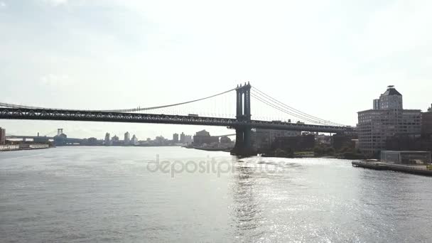 Letecký pohled na New York v Americe. DRONY létání nad East river poblíž Manhattan bridge, pohled na čtvrť Brooklyn. — Stock video