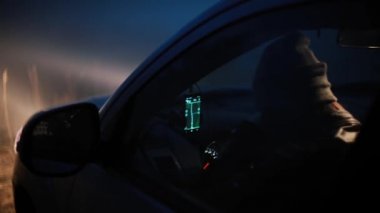 Kayıp ve gps harita ile sürüş sırasında yorgun kadın. Kadın sürücü gece yarısı vurguladı. Uzun araba yolculuğu.