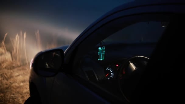 Motorista feminina estressado em uma longa viagem de carro. Mulher perdida e cansada, refletindo em um espelho lateral. Desesperado e desesperado . — Vídeo de Stock