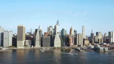 Manhattan downtown New York, Amerika'nın hava görünümünü. Su ulaştırma araçları Doğu Nehri binme.