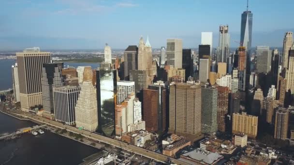 Widok z lotu ptaka na Manhattanie downtown w Nowym Jorku, Ameryka. Drone Latający od miasta drapacze chmur. — Wideo stockowe