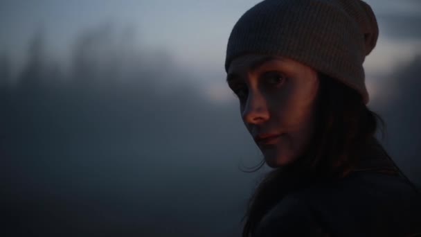 Портрет кавказьких дівчина, що йде від готелю в тумані. Красиві таємнича жіночий оглядаючись на камеру і зникають. — стокове відео