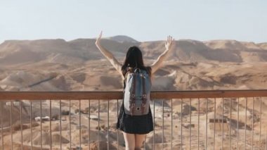 Kız büyük mountain view adlı standları, silah geniş açın. Çok Avrupa kadın mutlu ve heyecanlı. Özgürlük. Masada, İsrail. 4k