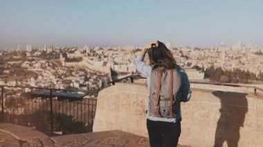 Jerusalem panorama kadın sırt çantası ile gelir. Heyecanlı Kafkas turist antik kent İsrail bakar. 4k.