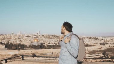 Heyecanlı Avrupa turizm erkek etrafına bakıyor. İsrail, Jerusalem. Sırt çantası ile mutlu gülümseyen adam güzel manzarası 4 k sahiptir.
