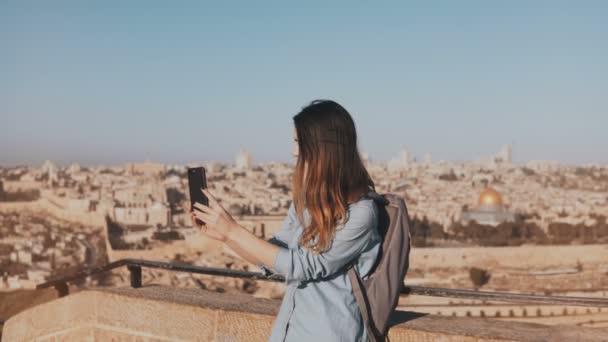 Aranyos turista lány beszél a video hív. Jeruzsálem Izrael. Szép európai utazó nő mosolyog, boldog és izgatott. 4k. — Stock videók