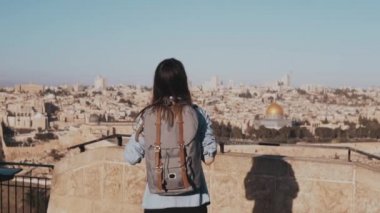 Heyecanlı Avrupa turist kız eller mutlu yükseltir. İsrail, Jerusalem. Silah geniş açık olan kadın. Özgürlük. Ağır çekim.