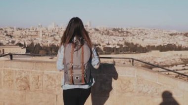 Mutlu beyaz kız çalışır, silah geniş aç. İsrail, Jerusalem eski şehir görünümünü. Heyecanlı kadın turist. Ağır çekim.