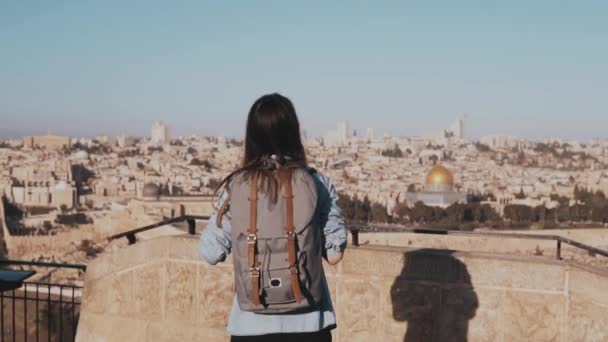 Opgewonden Europese toeristische meisje roept handen gelukkig. Israël, Jeruzalem. Vrouw met de armen wijd open. Vrijheid. Slow motion. — Stockvideo