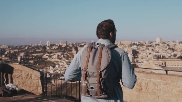 Gelukkig Kaukasische toeristische man werpt handen opgewonden. Israël, Jeruzalem. Man met de armen wijd open. Reizen. Slow motion. — Stockvideo