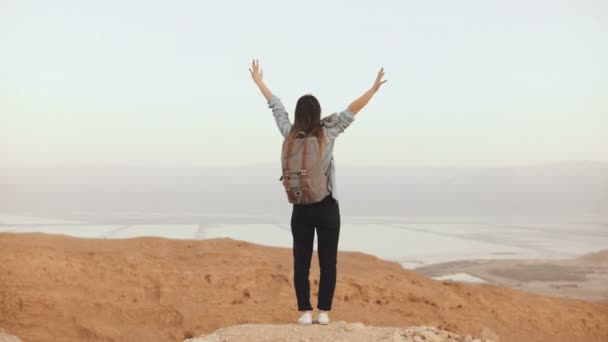 Dağ Manzaralı, geniş açık kollar ile atlama kıza. Çok Avrupa kadın mutlu ve heyecanlı. Mutluluk. İsrail Çölü 4k — Stok video