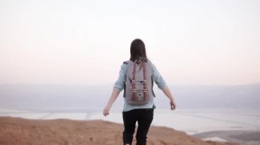 Kız deniz sahne yakınındaki silah geniş açın. Ağır çekim. Oldukça Kafkas kadın mutlu ve heyecanlı. İsrail Dead Sea. Özgürlük.