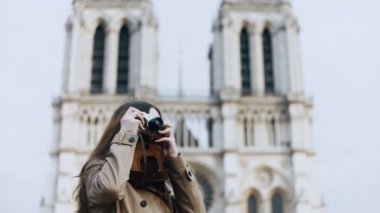 Notre Dame retro film fotoğraf makinesinde Paris, Fransa, ünlü katedral çekim güzel genç kadın.
