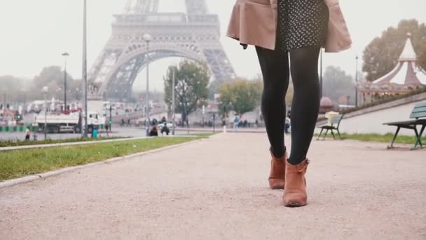 Vista de cerca de los pies femeninos haciendo pasos. Mujer elegante caminando en la torre Eiffel en la mañana brumosa en París, Francia . — Vídeos de Stock