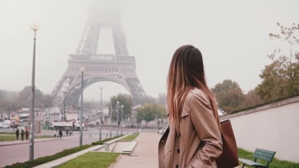 Mladá šťastná žena chůze na Eiffelovu věž v Paříži. Turistické, rozhlédl se a s úsměvem. Zpomalený pohyb. — Stock video