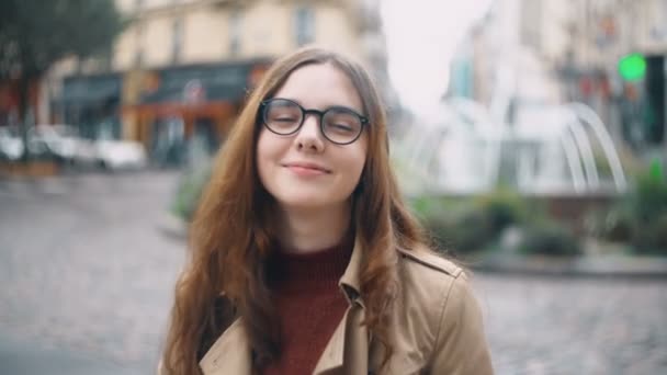 カメラ目線とお茶を飲むガラスの若い笑顔学生の肖像画。パリ、フランスで歩く幸せな女. — ストック動画