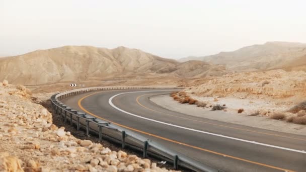 Vista da curva asfáltica vazia no deserto de Israel. 4K. Estrada na antiga paisagem do deserto de Negev. Transporte moderno . — Vídeo de Stock