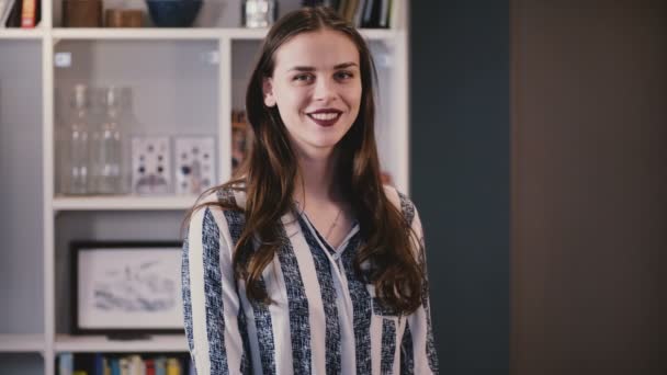 Retrato de menina branca bonito sorrindo para a câmera. Mulher de negócios jovem bonita, cabelo castanho longo, batom escuro. 4K . — Vídeo de Stock