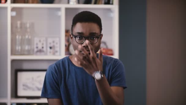 Retrato de un estudiante afroamericano serio. Guapo reflexivo joven negro ajustando gafas mirando a la cámara 4K — Vídeos de Stock