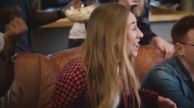 Kadın destekçisi Tv. ağır çekim spor izliyor. Duygusal mutlu girl fan arkadaşlar farklı grup ile kutluyor.