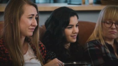 Kızlar kanepede oturup Tv. genç güzel Avrupa Bayanlar romantik film izlerken acıklı film izlerim. Duygu 4k.
