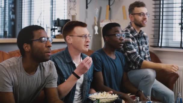 Emotie. Multi-etnische jongens kijken sport, boos. Slow-motion. Geeky fan aanhangers teleurgesteld, emotioneel en verdrietig. — Stockvideo