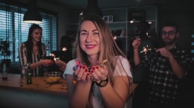 Bir çok etnik parti oldukça beyaz kadın. Heyecanlı kız konfeti glitter üfleme. Bengal ışıklarla dans.
